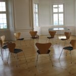 Stuhlkreis in einem Veranstaltungsraum