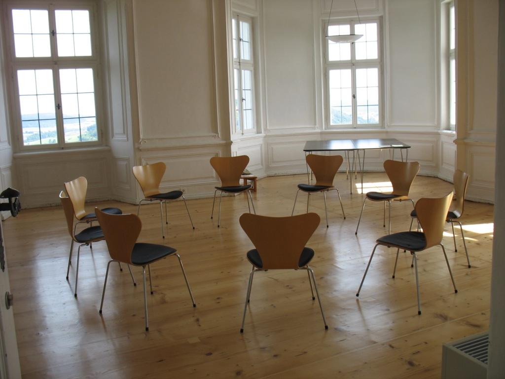 Stuhlkreis in einem Veranstaltungsraum